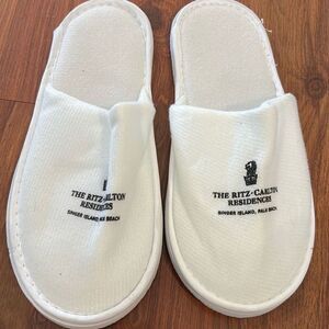 New The Ritz Carlton residences singer Island Palm Beach slippers white lightwei